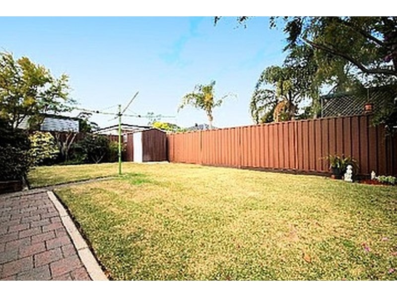 8 Lurnea Avenue, Georges Hall NSW 2198