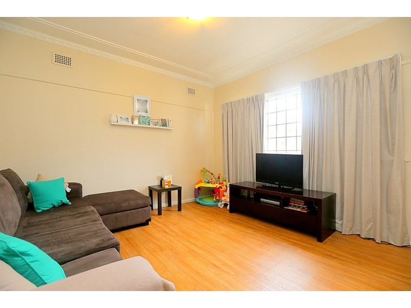 9 Endeavour Road, Georges Hall NSW 2198