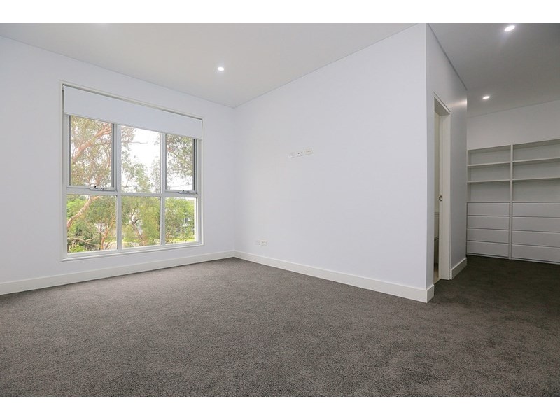 911B Henry Lawson Drive, Picnic Point NSW 2213