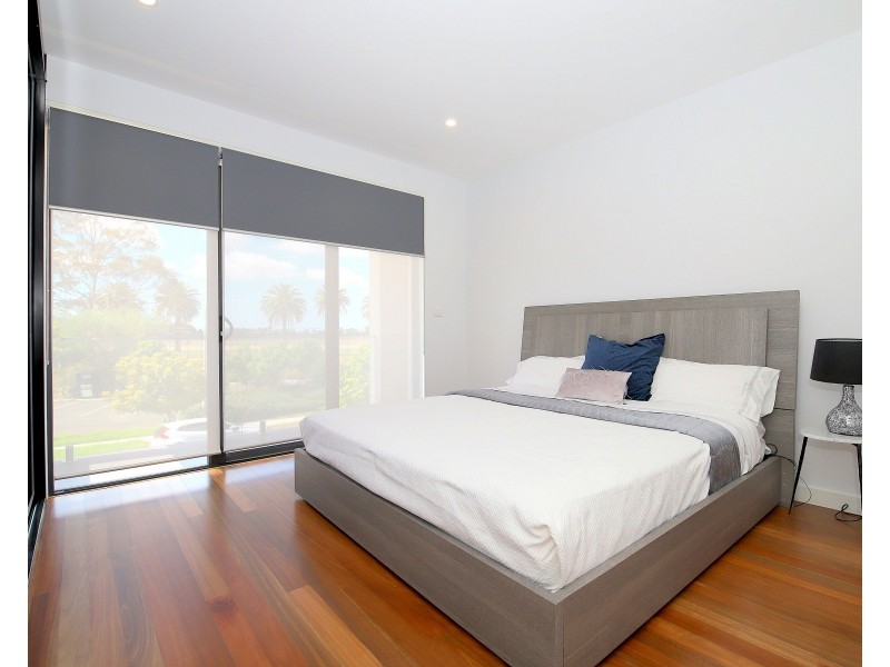 13 Rowe Drive, Potts Hill NSW 2143