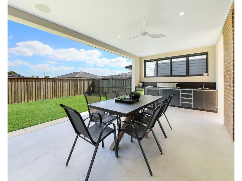 13 Rowe Drive, Potts Hill NSW 2143