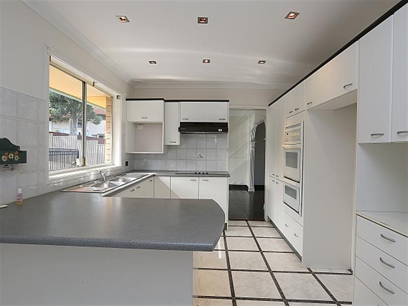 6 Barlow Place, Georges Hall NSW 2198