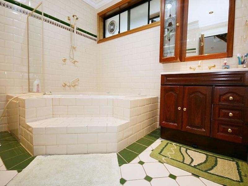 6 Arana Close, Georges Hall NSW 2198