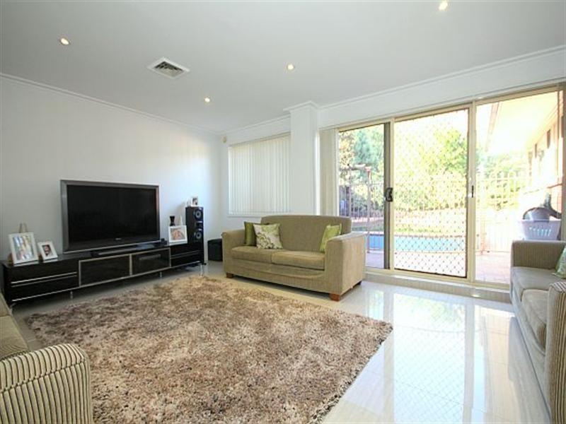 5 Yvonne Crescent, Georges Hall NSW 2198