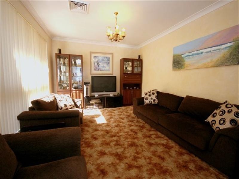 1 Harden Crescent, Georges Hall NSW 2198