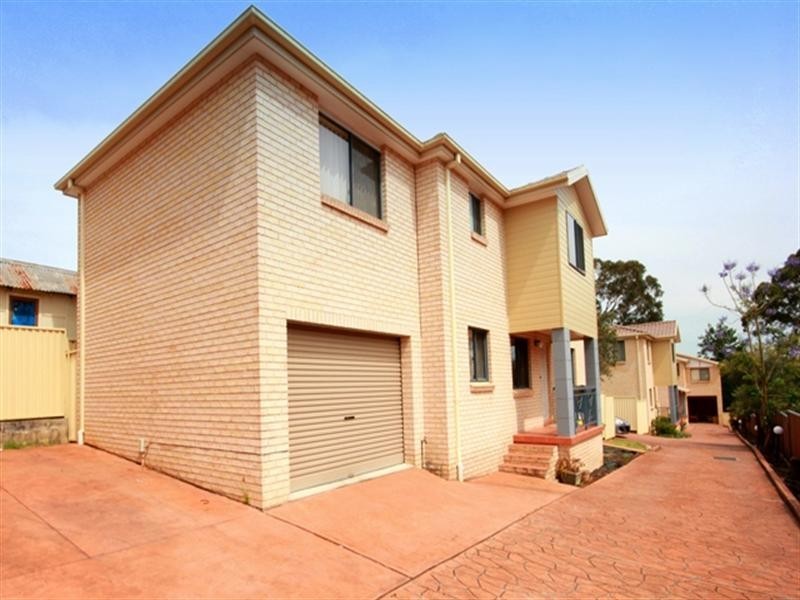 2/136 Greenacre Road, Greenacre NSW 2190