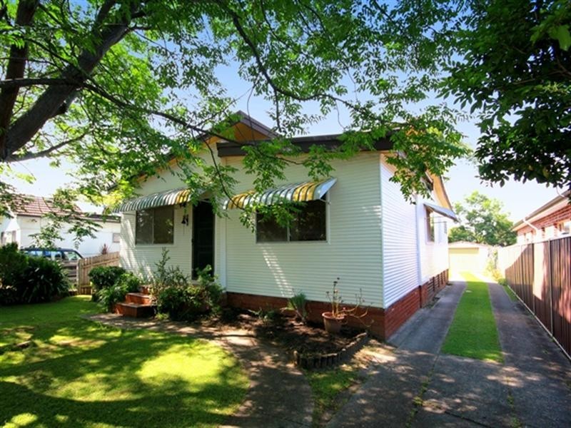 43 Endeavour Road, Georges Hall NSW 2198