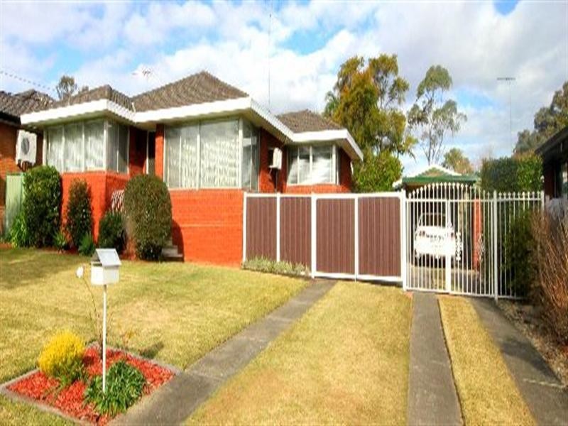 8 Lurnea Avenue, Georges Hall NSW 2198