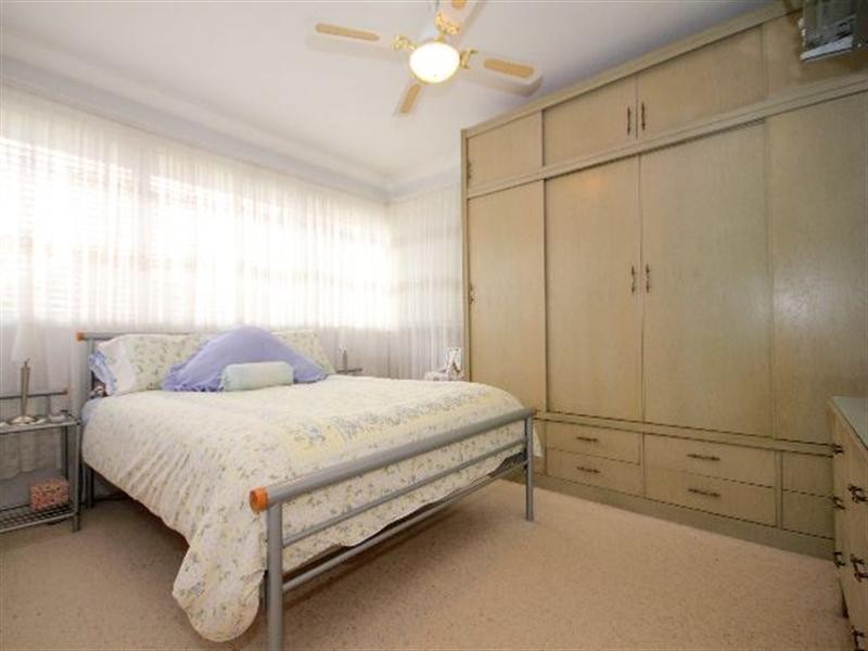 8 Lurnea Avenue, Georges Hall NSW 2198