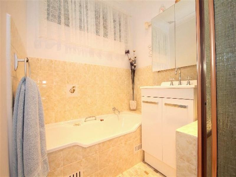 8 Lurnea Avenue, Georges Hall NSW 2198