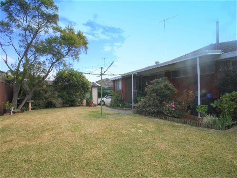 8 Lurnea Avenue, Georges Hall NSW 2198