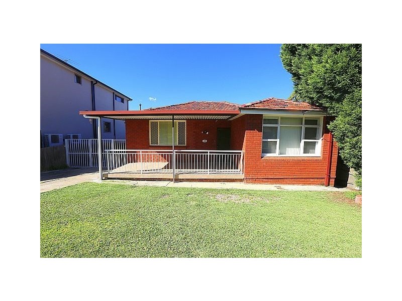 33 Surrey Avenue, Georges Hall NSW 2198