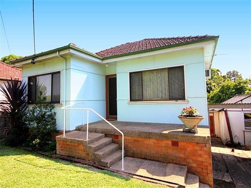 182 Henry Lawson Drive, Georges Hall NSW 2198