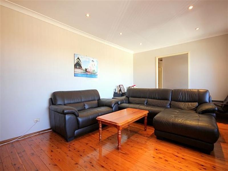 4 Josephine Crescent, Georges Hall NSW 2198