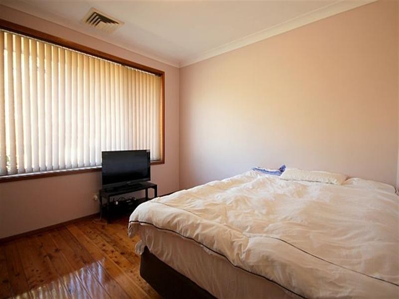 4 Josephine Crescent, Georges Hall NSW 2198