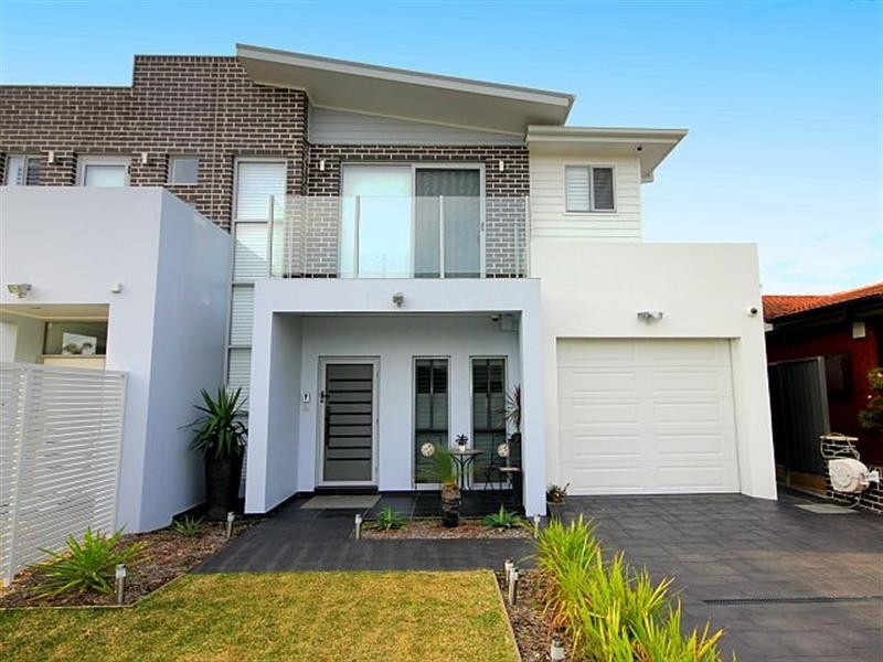 16 Glenbrook Crescent, Georges Hall NSW 2198