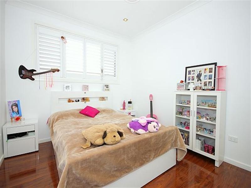 16 Glenbrook Crescent, Georges Hall NSW 2198