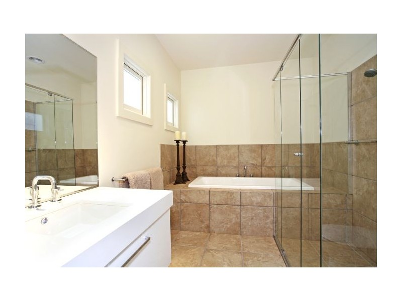 2/84 Nicholas Street, Newtown VIC 3220