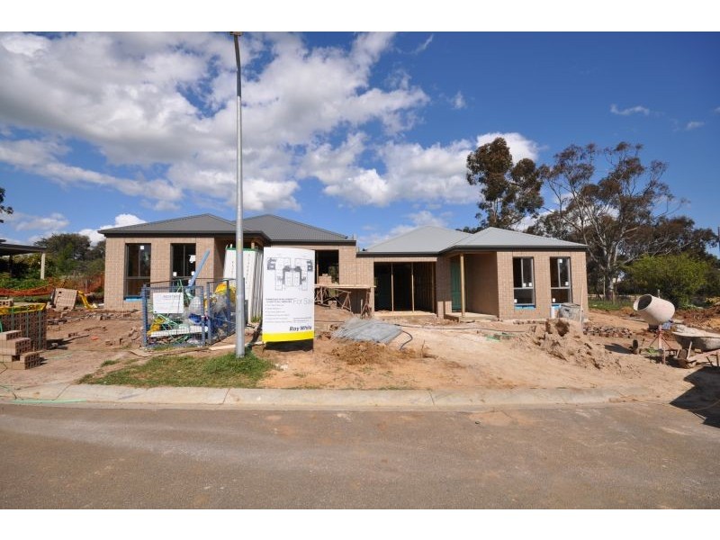 Units 1 and 2, Lot 4 Glastonbury Close, Bannockburn VIC 3331