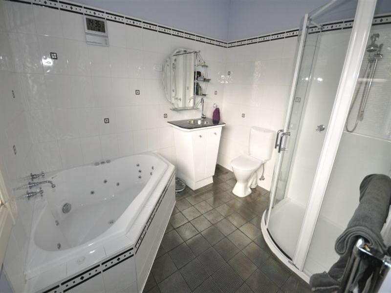 2 McNabb Avenue, Geelong West VIC 3218