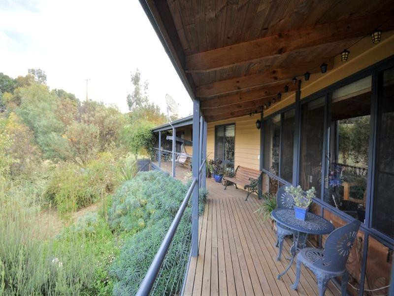 8 Cunningham Street, Shelford VIC 3329