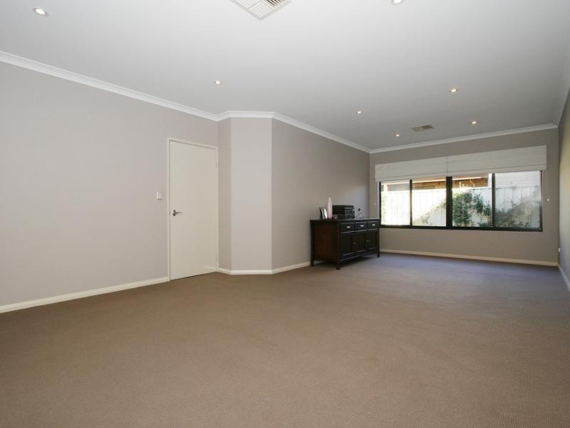 10 Hillsdale Rise, Darch WA 6065