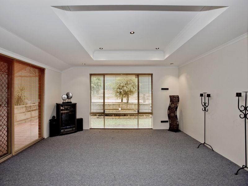 4 Meadowbank Way, Landsdale WA 6065