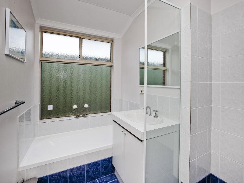 4 Meadowbank Way, Landsdale WA 6065