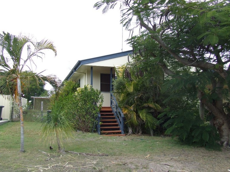 4 Burnham Street, Moura QLD 4718