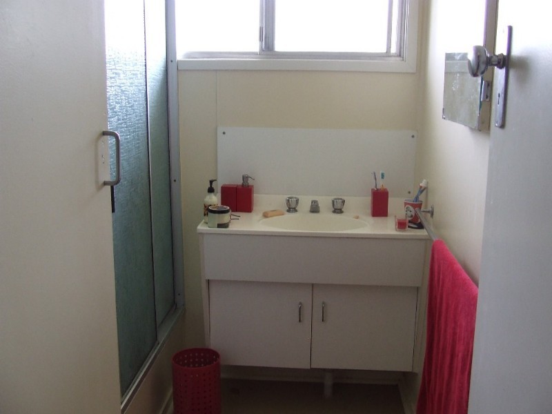 4 Burnham Street, Moura QLD 4718