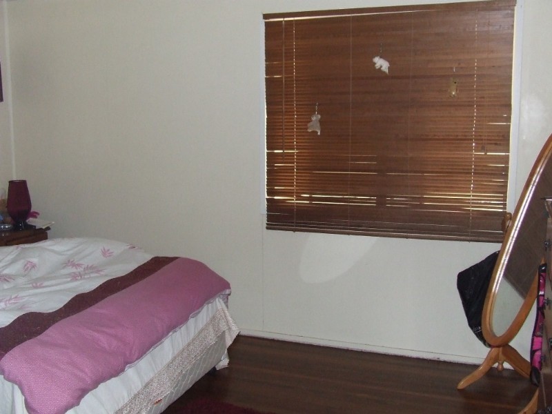 4 Burnham Street, Moura QLD 4718