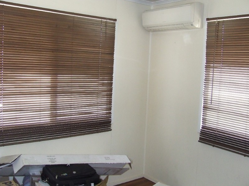 4 Burnham Street, Moura QLD 4718