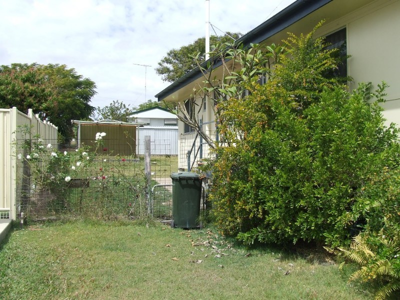 4 Burnham Street, Moura QLD 4718