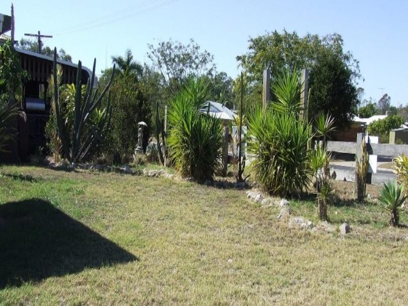 25 Nicklin Street, Moura QLD 4718