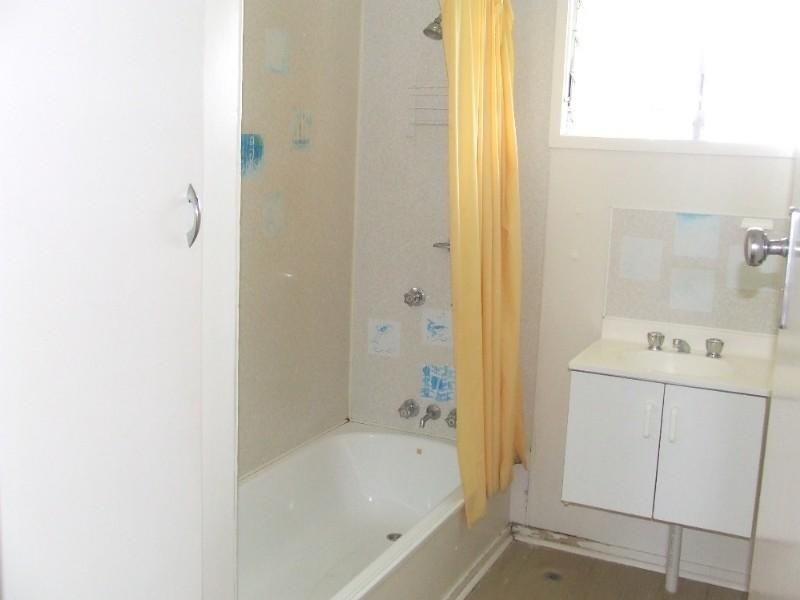 6 Knaggs Street, Moura QLD 4718