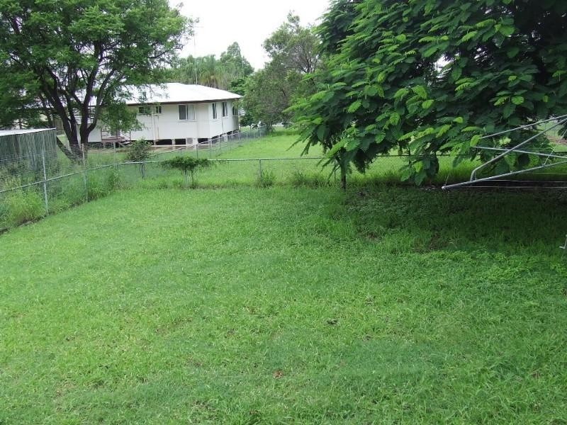 6 Knaggs Street, Moura QLD 4718