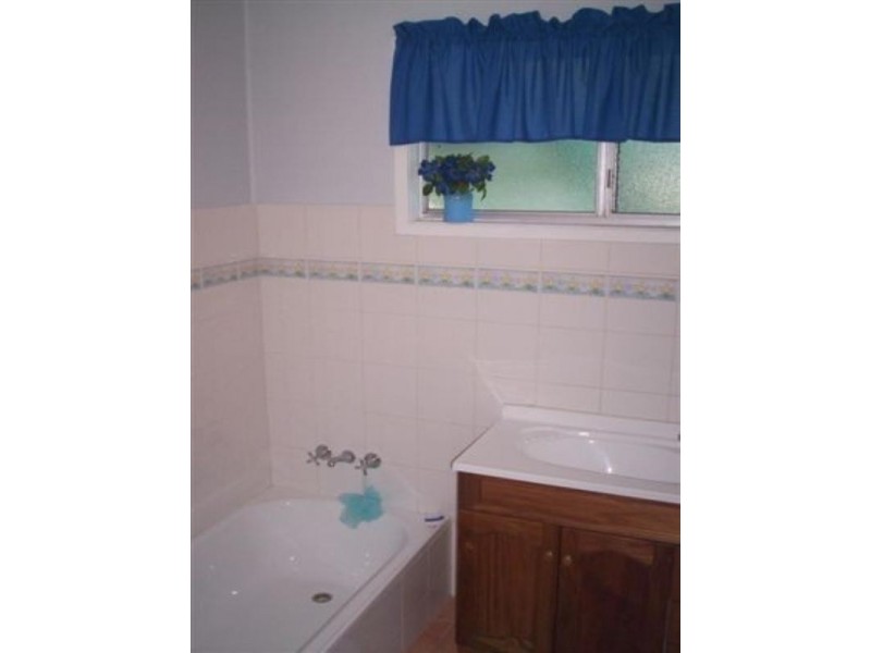 11 Davey Street, Moura QLD 4718