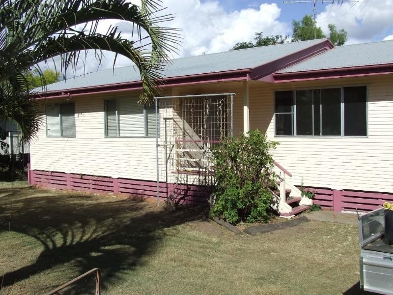 2 Farmer Street, Moura QLD 4718