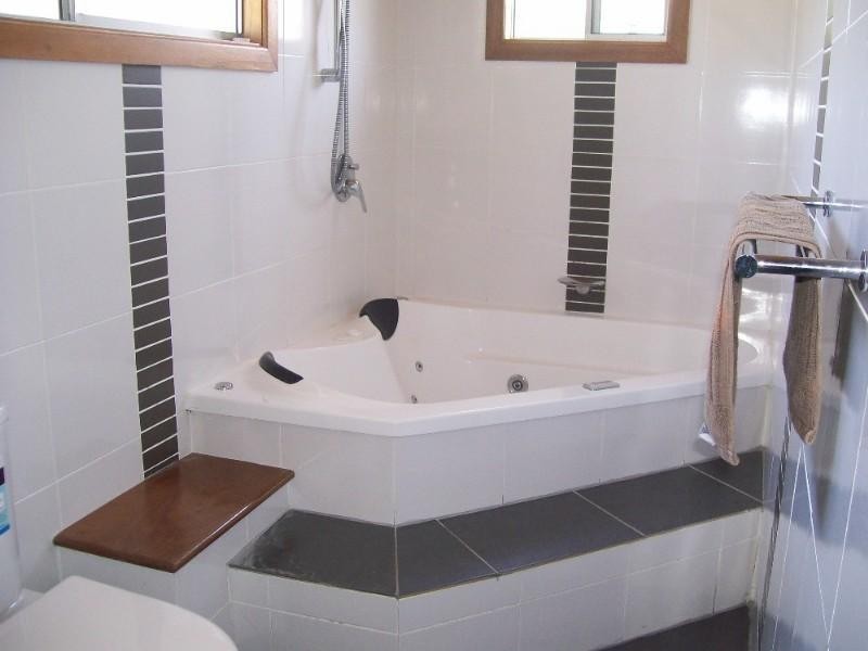 6 Hamilton Street, Moura QLD 4718