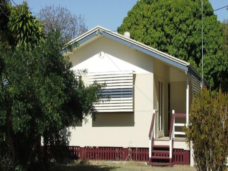 12 Knaggs Street, Moura QLD 4718
