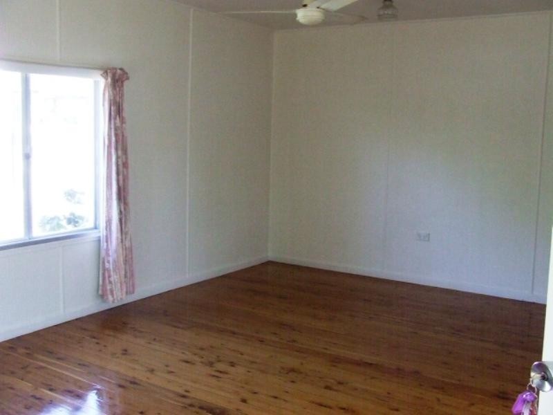 11 Shirley Street, Moura QLD 4718