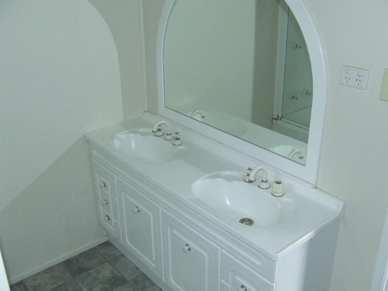 31 Nott Street, Moura QLD 4718