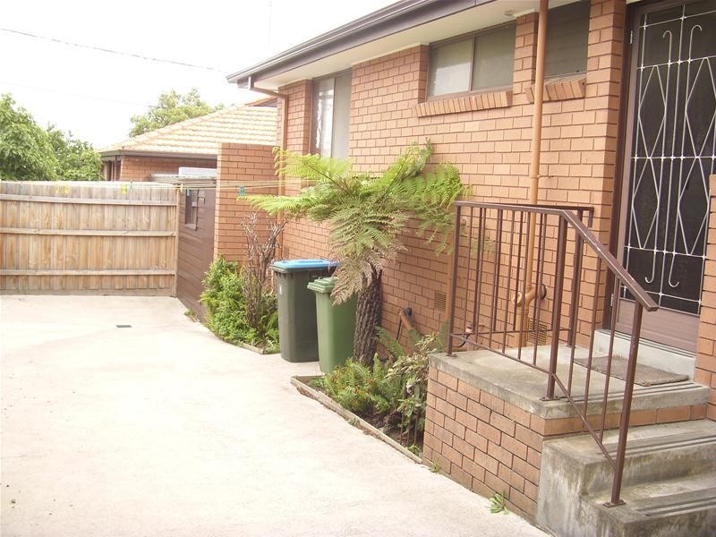 8/37 Clyde Road, Berwick VIC 3806