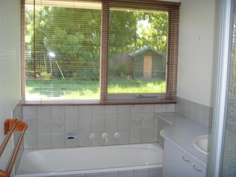 8 Rozzy Parade, Narre Warren VIC 3805