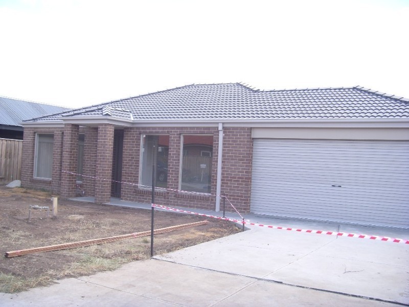 18 Forest Oak Drive, Cranbourne VIC 3977