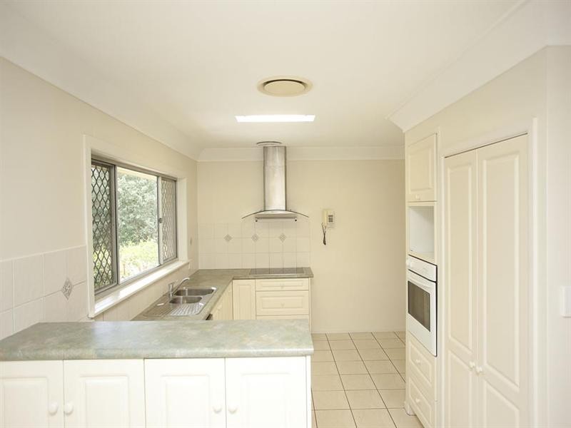 27 Menkira Street, Mansfield QLD 4122