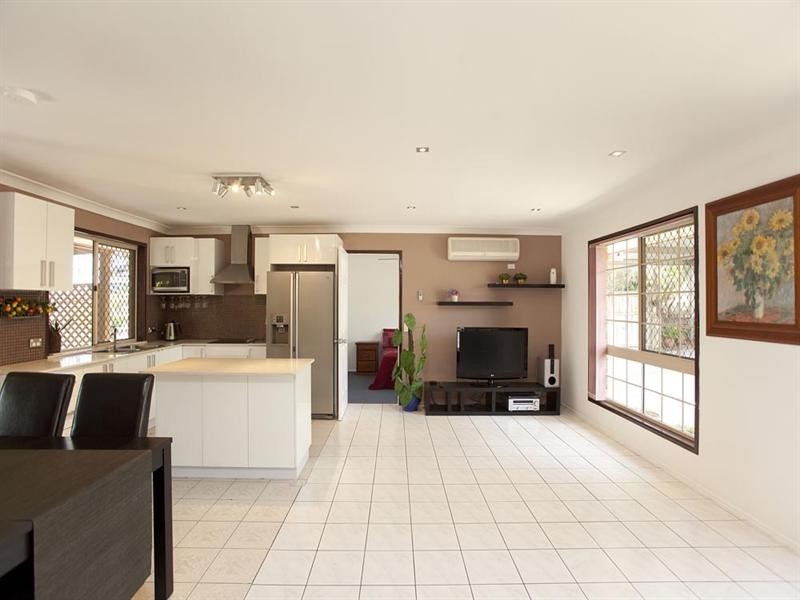 48 St Clair Crescent, Wishart QLD 4122