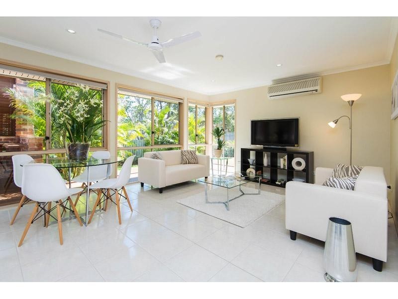 32 Windsor Place, Carindale QLD 4152