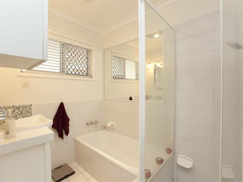 4 Curringa Street, Mansfield QLD 4122