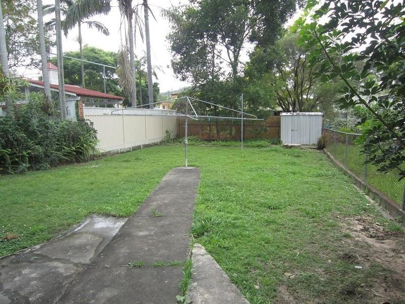 64 Dobbs Street, Holland Park West QLD 4121